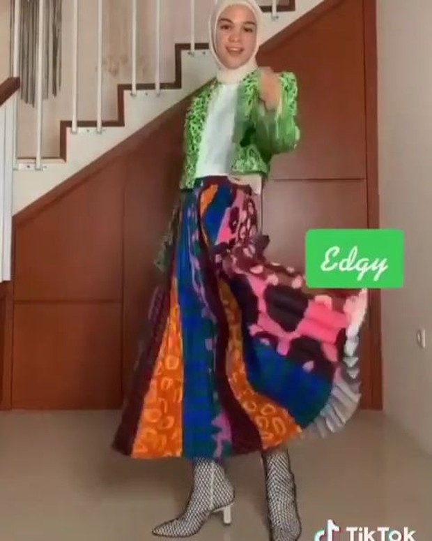 Style edgy dengan jaket dan rok pattern