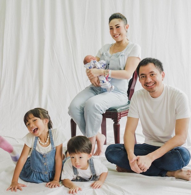 Kebahagiaan pernikahan Ayu dan Regi semakin bertambah dengan kehadiran tiga orang anak.