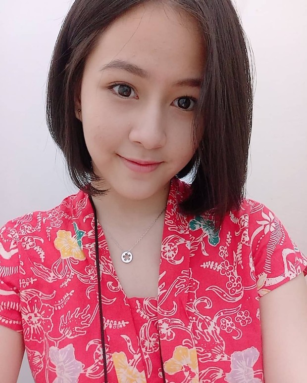 Kyla memakai batik/instagram.com/jkt48.kyla_real/ Kyla memakai baju batik berwarna merah