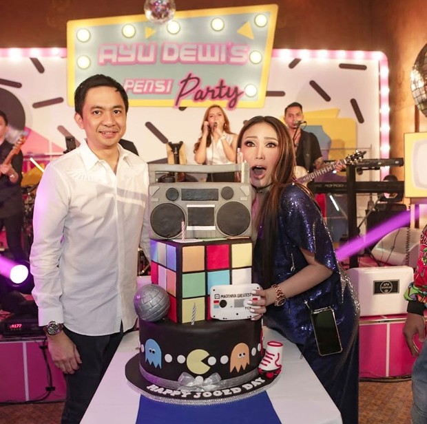 Bukti cinta Regi terhadap Ayu ditunjukkan dengan menggelar acara bridal shower kehamilan anak ketiga mereka.