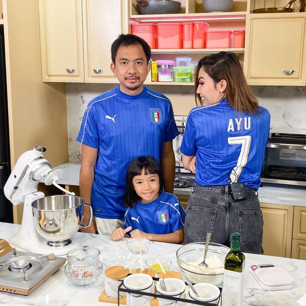 Saat masa pandemi virus corona, Ayu dan Regi menghabiskan waktu di rumah bersama ketiga anak mereka.