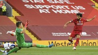 Mohamed Salah menggandakan keunggulan Liverpool di menit 43. Shaun Botterill/Pool via AP.