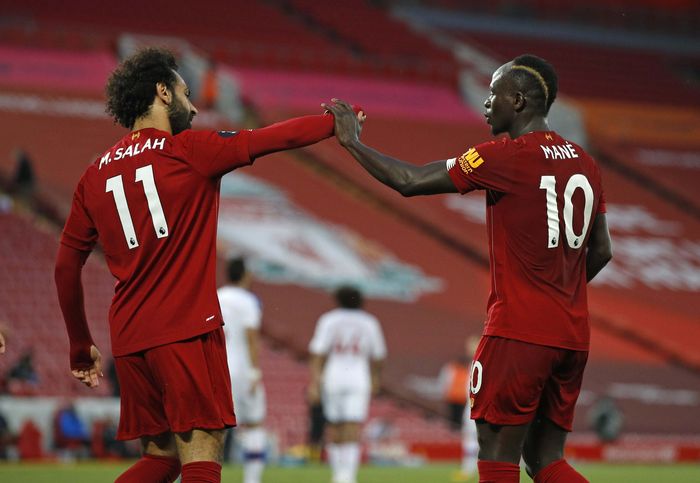 Gasak Crystal Palace, Liverpool Dekati Tangga Juara Liverpools Mohamed Salah, right, celebrates after scoring the second goal with Sadio Mane during the English Premier League soccer match between Liverpool and Crystal Palace at Anfield Stadium in Liverpool, England, Wednesday, June 24, 2020. (Paul Ellis/Pool via AP)