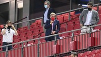 Legenda Liverpool Kenny Dalglish (tengah) menyaksikan laga ini. Paul Ellis/Pool via AP.