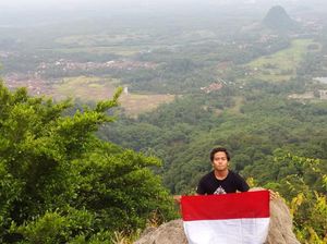 Mau Wisata Bogor? Ini Gunung Munara yang Kecil-Kecil Cabe Rawit