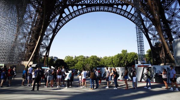 Hari Pertama Dibuka, Pengunjung Menara Eiffel Langsung Antre