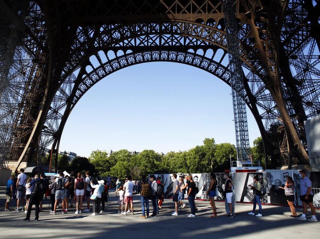 Hari Pertama Dibuka, Pengunjung Menara Eiffel Langsung Antre Hari Pertama Dibuka, Pengunjung Menara Eiffel Langsung Antre