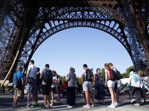 Gawat! Krisis Toilet Umum di Paris, Warga Sampai Kencing Sembarangan