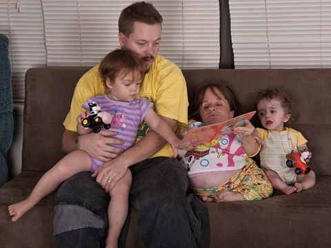 Kisah Ibu Termungil Nekat Hamil & Lahirkan 3 Anak Meski Mengancam Jiwanya