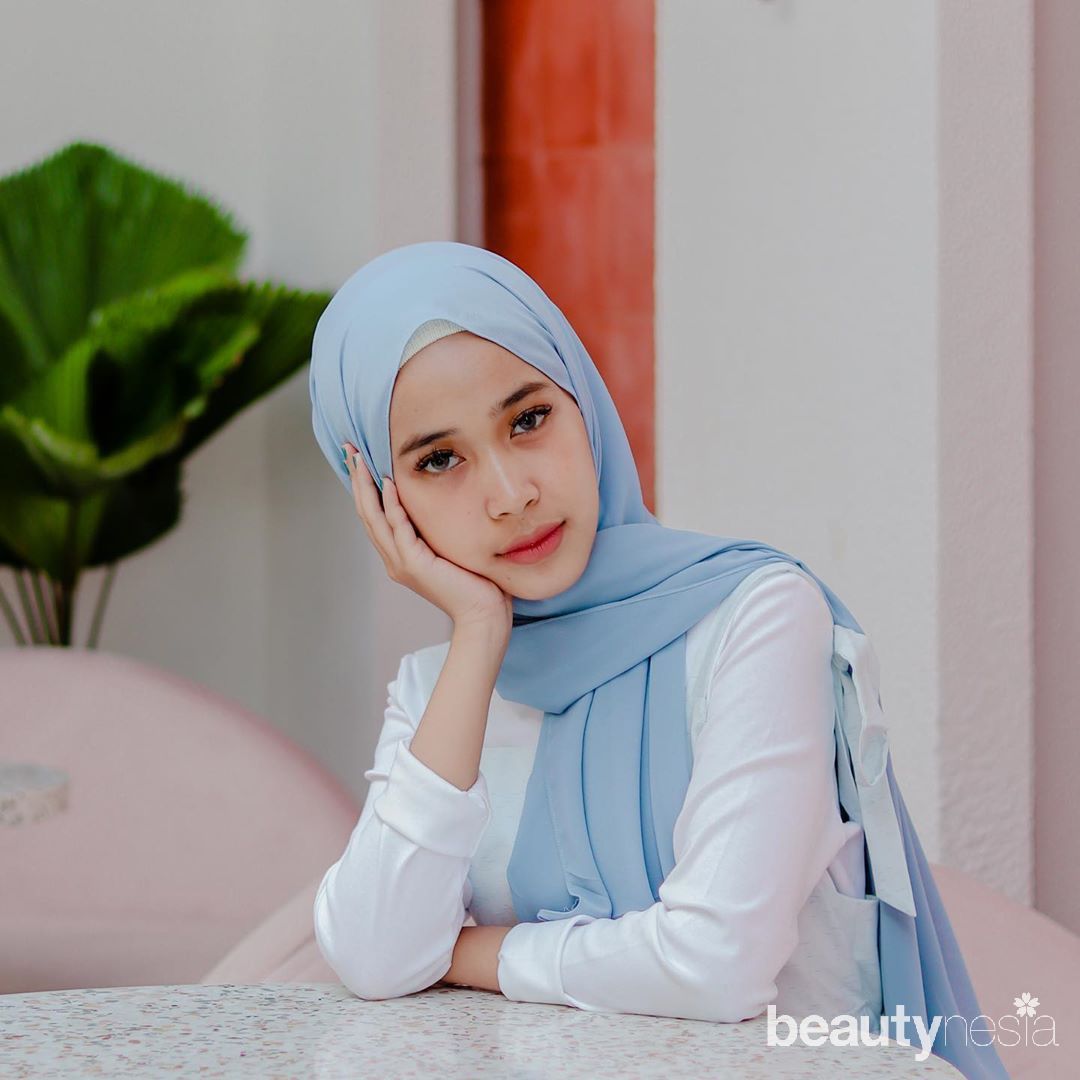 Gaya hijab simpel Indy 'Jurnal Risa'