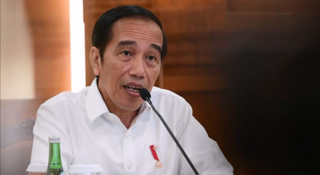 Presiden Jokowi memberikan keterangan bersama Gubernur Jatim Khofifah, Kamis (25/6)