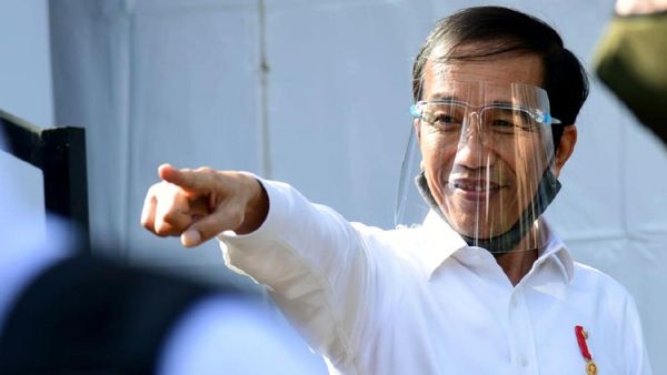 Jokowi Pakai Face Shield Saat Blusukan di Banyuwangi