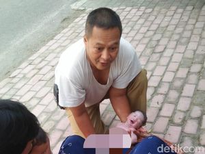 Aksi Heroik Kades Blitar Bantu Seorang Ibu Melahirkan di Trotoar