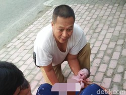 Aksi Heroik Kades Blitar Bantu Seorang Ibu Melahirkan di Trotoar