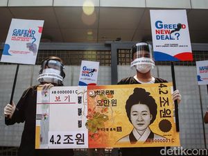 Pakai Face Shield, Aktivis Lingkungan Demo Kedubes Korsel