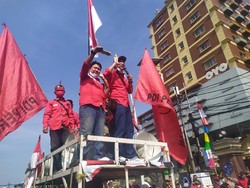 Massa Long March DPC PDIP Tiba di Polres Jaktim, Lalin Tersendat