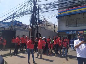 Massa Long March DPC PDIP Jaktim Mulai Berkumpul di Jalan Matraman