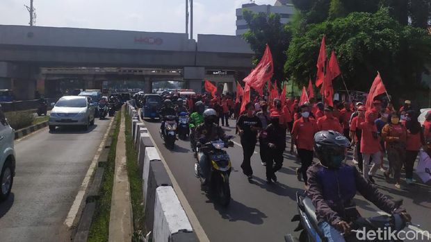 Massa PDIP Longmarch dari Jalan Matraman Raya