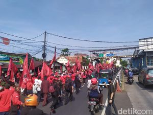 Massa PDIP Long March dari Matraman ke Polres Jaktim, Lalin Tersendat