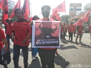 Massa PDIP Long March Bawa Poster Saya Bukan PKI, Saya Bukan HTI