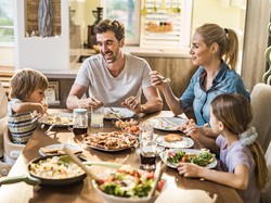 Tips Memilih Bentuk Meja Makan yang Cocok buat Ruang Makan Kamu