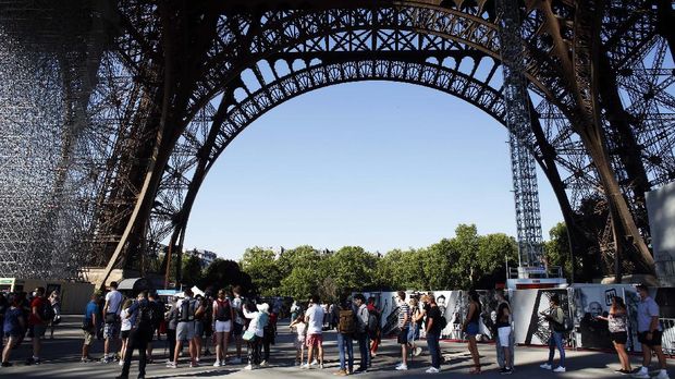 People queue up prior to visit the Eiffel Tower, in Paris, Thursday, June 25, 2020. The Eiffel Tower reopens after the coronavirus pandemic led to the iconic Paris landmark's longest closure since World War II. (AP Photo/Thibault Camus)