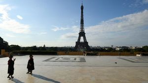 Intip Dulu Potret Menara Eiffel Sebelum Dicat Keemasan