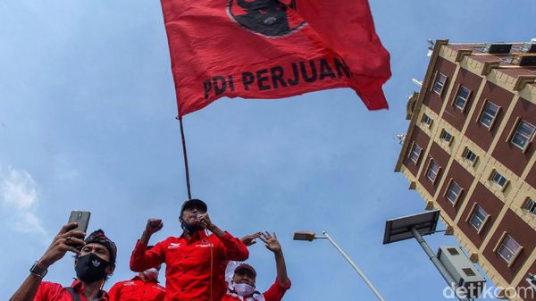 Massa PDIP Geruduk Polres Jaktim