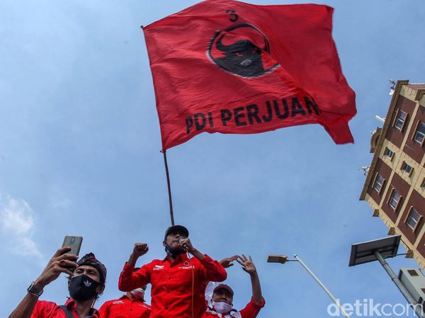 Massa PDIP Geruduk Polres Jaktim