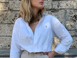 Selain untuk Kerja, Kemeja Putih Bisa Dipadukan 7 Item Ini Saat Hangout