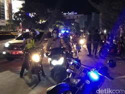 Cegah Corona, Polisi Bubarkan Kerumunan Pengendara di Depan Mal Makassar