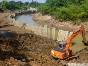 Turap di Sungai Cibeet Akhirnya Dibongkar! Turap di Sungai Cibeet Akhirnya Dibongkar!