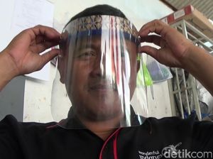 Pengrajin Songkok Bambu Beralih Produksi Face Shield Pengrajin Songkok Bambu Beralih Produksi Face Shield
