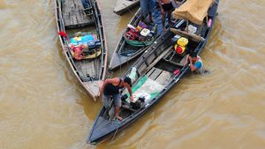 Potret Pencarian Emas dan Benda Kuno di Sungai Batanghari