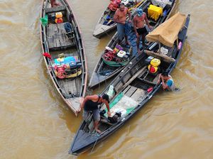 Potret Pencarian Emas dan Benda Kuno di Sungai Batanghari Potret Pencarian Emas dan Benda Kuno di Sungai Batanghari