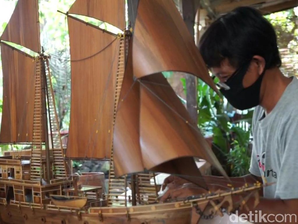 Miniatur Pinisi Kreasi Warga Purwakarta Miniatur Pinisi Kreasi Warga Purwakarta