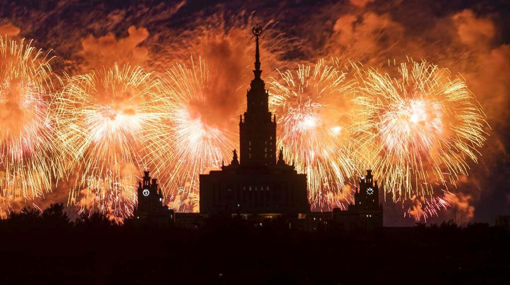 Pesta Kembang Api Meriahkan Victory Day Rusia