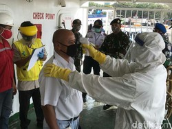 Cegah COVID-19 di Pelabuhan Cirebon, Petugas Cek Kesehatan ABK
