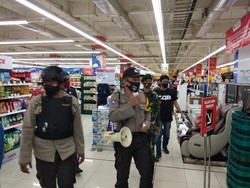 Cegah Corona di Mal-Warkop Makassar, Polisi Tegur Pengunjung Tak Disiplin