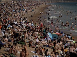 Inggris Ancam Tutup Pantai Usai Ribuan Orang Padati Bournemouth
