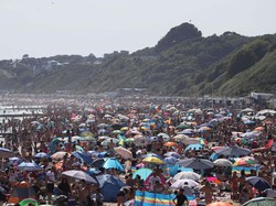 Wisata Pantai di Inggris Dibuka, Kasus Corona Menggila