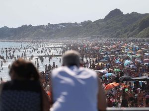 Potret Warga Inggris Menyemut di Pantai Bournemouth