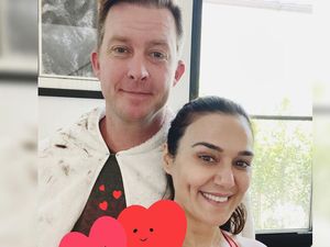 Foto: Kemesraan Preity Zinta dengan Suami yang Karantina Bersama 104 Hari