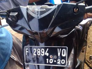 Pria Misterius Hancurkan Motor Saat Dikejar Warga di Sukabumi