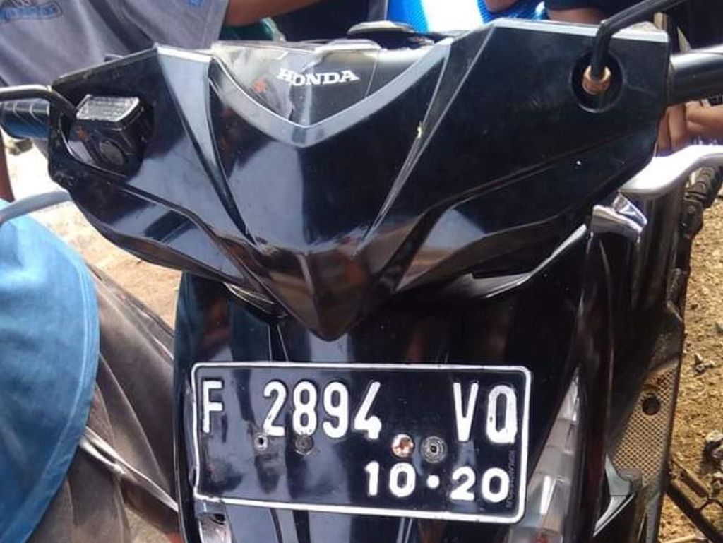 Pria Misterius Hancurkan Motor Saat Dikejar Warga di Sukabumi Pria Misterius Hancurkan Motor Saat Dikejar Warga di Sukabumi