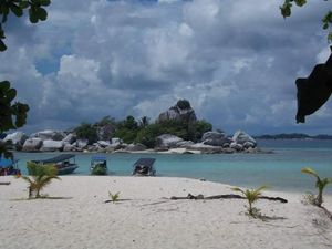 Cantiknya Pantai di Pulau Lengkuas Belitung Cantiknya Pantai di Pulau Lengkuas Belitung