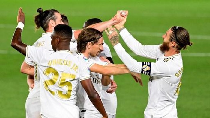 Real Madrid Real Madrids Spanish defender Sergio Ramos (R) celebrates with teammates after scoring during the Spanish league football match real Real Madrid CF against RCD Mallorca at at the Alfredo di Stefano stadium in Valdebebas, on the outskirts of Madrid, on June 24, 2020. (Photo by JAVIER SORIANO / AFP)