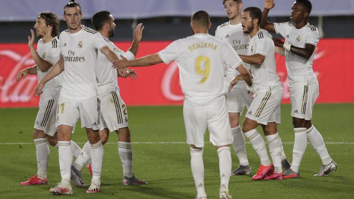 real madrid vinicius junior laliga liga spanyol Real Madrids Vinicius Junior, right, celebrates after scoring the opening goal with teammates during the Spanish La Liga soccer match between Real Madrid and Mallorca at Alfredo di Stefano stadium in Madrid, Spain, Wednesday, June 24, 2020. (AP Photo/Bernat Armangue)