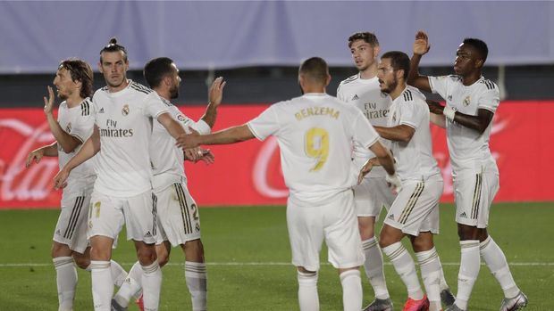 Real Madrid's Vinicius Junior, right, celebrates after scoring the opening goal with teammates during the Spanish La Liga soccer match between Real Madrid and Mallorca at Alfredo di Stefano stadium in Madrid, Spain, Wednesday, June 24, 2020. (AP Photo/Bernat Armangue)