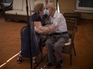 Foto: Momen Haru Reuni Pasangan Lansia, Pelukan Pakai Partisi Plastik 